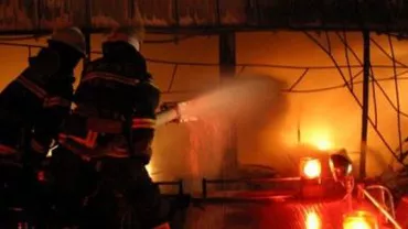 Incendiu pe acoperișul unui bloc din Harghita: Zeci de persoane, evacuate în miezul nopții