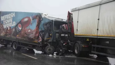 Braşov: Un mort şi doi răniţi, după ce un TIR şi un camion s-au ciocnit, apoi au luat foc