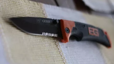 Dâmbovița: Două eleve de la un liceu tehnologic, amenințate cu un cuțit de un coleg, în curtea școlii