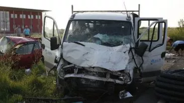 O mașină s-a izbit de un microbuz de marfă în Timiș: O persoană a murit, iar altele două au fost rănite