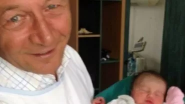 Președintele Băsescu a ieșit la plimbare cu soția sa și nepoțica lor (FOTO)