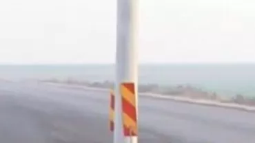 România, țara tuturor posibilităților: CNADNR a uitat un stâlp fix pe mijlocul drumului, la Craiova (VIDEO)