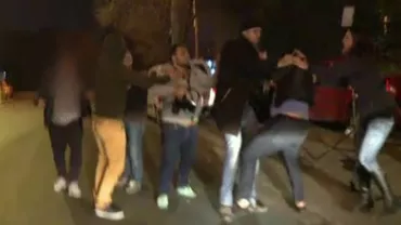 Paparazzi reţinuţi după ce au lovit doi cameramani, lângă localul nunţii lui Tăriceanu (VIDEO)