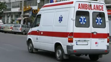 O ambulanță aflată în misiune a accidentat două persoane în Covasna: Un bărbat a murit, iar o femeie se află în stare gravă la spital