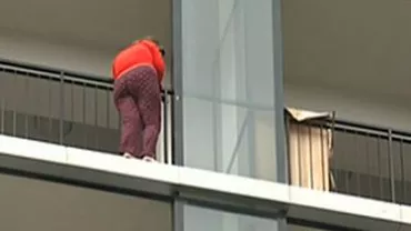 Imagini şocante în Bucureşti: O femeie ameninţă că se aruncă de la balcon şi se plimbă între etajele blocului (VIDEO)