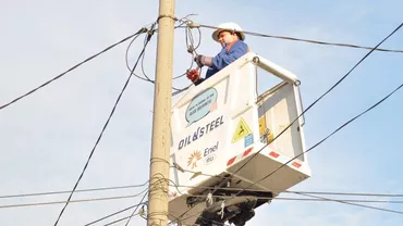 Bacău: Un tânăr a leşinat în vârful unui stâlp după ce s-a electrocutat accidental în timpul unor lucrări