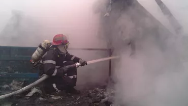 Iaşi: Doi copii au murit intoxicaţi cu fum după ce salteaua din locuinţă a luat foc de la chibrituri