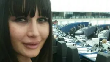 Elena Băsescu a revenit în Parlamentul European, cu fiica sa în brațe (FOTO)