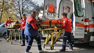 Bacău: O tânără a ajuns la spital după ce un autobuz cu călători a lovit o maşină