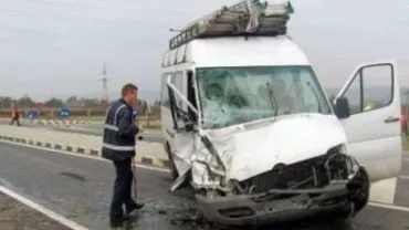 Microbuz răsturnat în Buzău: Cinci persoane au fost rănite