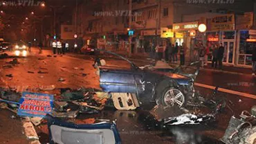 Bârlad: Doi tineri se află în stare gravă după ce mașina în care se aflau a lovit un copac și un stâlp de semafor