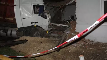Sibiu: Trei case avariate de un tir scăpat de sub control. Șoferul și pasagerul, grav răniți