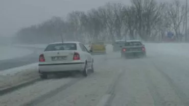 Circulaţie îngreunată pe drumuri naţionale din 5 judeţe, din cauza zăpezii