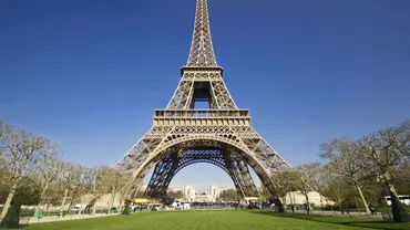 Un tronson de scări din Turnul Eiffel, vândut la licitaţie cu 220.000 de euro