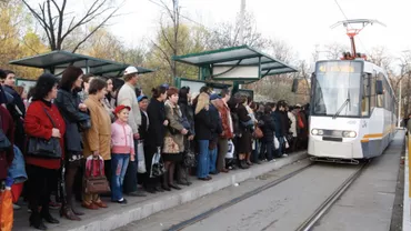 Tramvaie pline pe linia 41: Bucureştenii s-au bătut în staţii pentru a urca să meargă la paradă