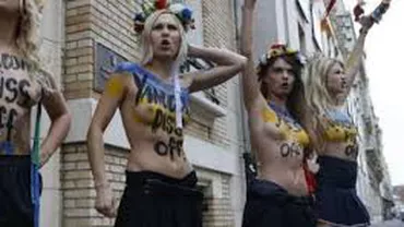 Militante Femen au urinat pe fotografia lui Viktor Ianukovici în fața ambasadei Ucrainei din Paris