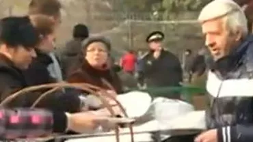 Românii s-au delectat cu fasole cu cârnaţi şi vin fiert de ziua lor (VIDEO)