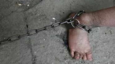 China: Copil de 11 ani, ținut în lanțuri de propriul tată