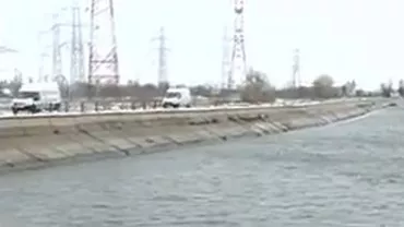 Un tir a căzut în râul Dâmbovița: Șoferul, blocat în cabină, este conștient și nevătămat