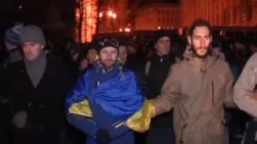 Protestele continuă la Kiev: Premierul Azarov cere opoziției să nu mai provoace tensiuni politice