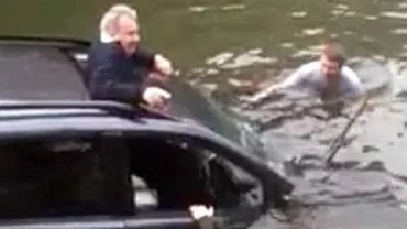 Un șofer a fost salvat de la înec de către trei trecători după ce a căzut cu mașina într-un râu (VIDEO)
