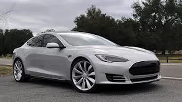 Automobil Tesla de peste 100.000 de dolari, cumpărat cu 91 de bitcoini