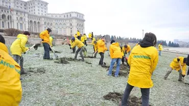 Protest în curtea Parlamentului: Activiștii Greenpeace au săpat după aur la Casa Poporului (FOTO)