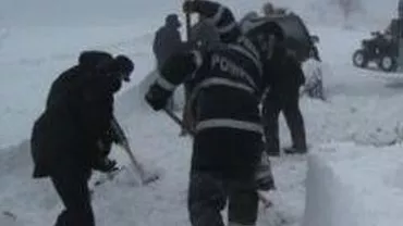 Peste 60 de turiști au fost recuperați, după ce au rămas blocați la două cabane în Munții Șureanu din cauza zăpezii