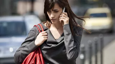 Studiu: Persoanele care vorbesc prea mult la telefon sunt mai nefericite și mai anxioase
