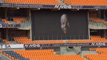 Mii de sud-africani, la stadionul unde are loc ceremonia în memoria lui Nelson Mandela: Programul oficial al manifestării