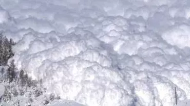 Risc de avalanșe în masivele Parâng și Retezat, după ce vântul a viscolit ninsoarea