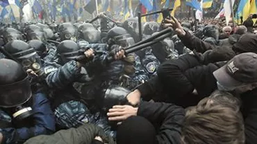 Kiev: Confruntări între poliție și manifestanți în fața primăriei