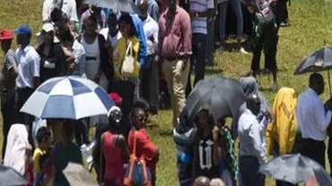 Peste 30.000 de persoane i-au adus un omagiu lui Nelson Mandela