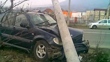 Timiș: Două persoane au murit după ce mașina în care se aflau a intrat într-un stâlp