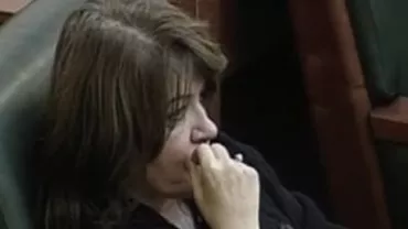 Senator liberal, surprins în timp ce mânca semințe în plenul reunit al Parlamentului