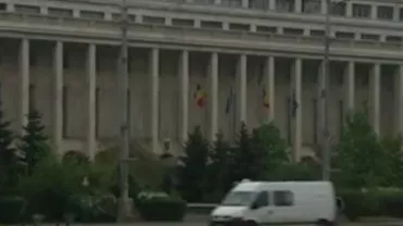 Un bărbat a încercat să își dea foc în fața Guvernului