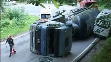 Dâmbovița: Patru persoane rănite, după ce un autoturism s-a ciocnit cu o cisternă