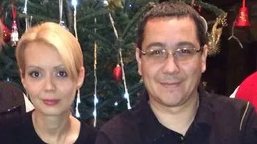 Victor Ponta petrece Crăciunul alături de familie: Premierul a publicat pe Facebook imagini lângă brad (FOTO)