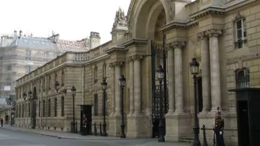 Paris: Directorul Teatrului ”Comedia Italiană”, rănit, după ce a lovit cu mașina poarta Palatului Elysee