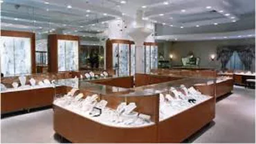 Jaf filmat în Albania: Patru bărbați îmbrăcați în Mos Crăciun au jefuit un magazin de bijuterii (VIDEO)