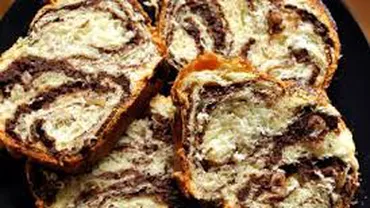 Cozonaci împărțiți cu dricul la Deveselu, în județul Olt (FOTO)