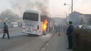 Buzău: Un autocar cu 23 de pasageri şi doi şoferi la bord a luat foc la motor