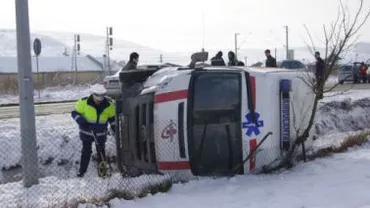 Vrancea: Cinci persoane au ajuns la spital după ce ambulanța în care se aflau a ajuns într-un șanț