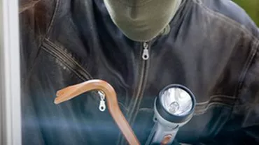 Rădăuți: Hoții au prădat o locuință, au furat 5.000 de euro și au stins, la plecare, luminile lăsate aprinse de proprietar