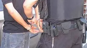 București: Doi tineri au fost prinși în flagrant, încercând să fure un aparat de aer condiționat de la o bancă