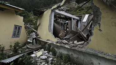 Şase muncitori morţi şi alte câteva zeci blocaţi sub dărâmăturile unui imobil în India