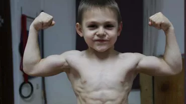 Micul Hercule și-a început anul nou în sala de forțe: Băiatul a primit cadou de Crăciun proteine! (VIDEO)
