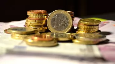 Cursul de referinţă a depăşit pragul de 4,5 lei/euro şi a atins un nou maxim al ultimelor 6 luni