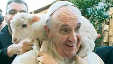 Papa Francisc, într-o nouă ipostază inedită: S-a fotografiat cu un miel pe umeri