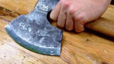 Tânăr din Timiş, la spital după ce a fost lovit cu toporul de un vecin, în urma unor certuri